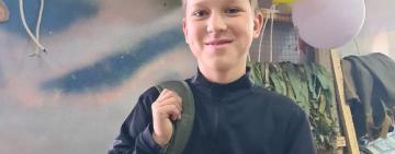 Покоління, яке допомагає творити історію: 11-річний кілієць Андрій Владиченко вже більше року плете сітки у волонтерській майстерні